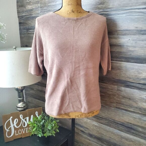 Chicos Beige Short Sleeve Shirt Woman's Size 1 100% Rayon Soft Material - Picture 1 of 6
